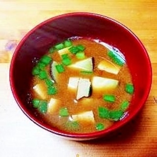 ニラ風味♪高野豆腐とさつまいものお味噌汁